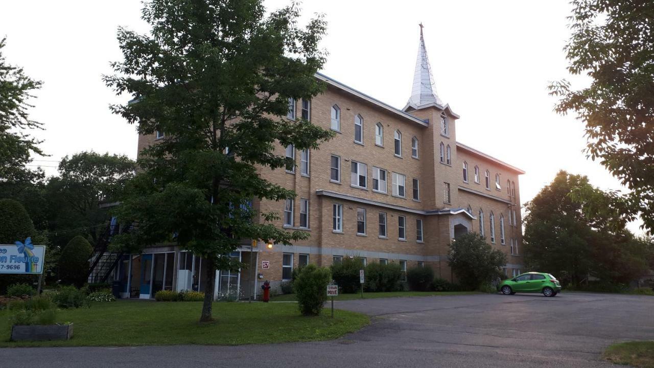 Mhotel Domaine L'Envolee- Maison Fleurie Victoriaville Exterior photo